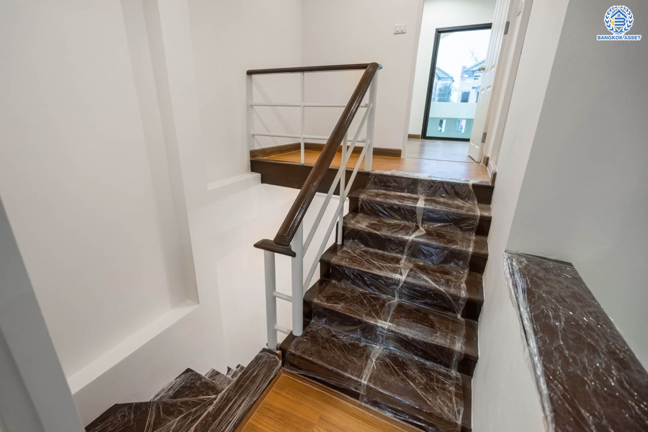 บ้านมือสองตกแต่งใหม่ ม.เศรณี ดอนเมือง-สรงประภา เนื้อที่ 27.7 ตร.ว. ฟังก์ชันจัดเต็ม 4 ห้องนอน 3 ห้องน้ำ จอดรถได้ 1 คัน ตอบโจทย์ครอบครัวใหญ่ มีความเป็นส่วนตัว เดินทางเข้าสู่ใจกลางเมืองได้อย่างสะดวกสบาย ใกล้สนามบินดอนเมือง และทางด่วนศรีสมาน...